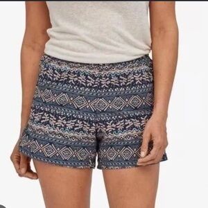 Patagonia Women's Baggies Shorts 5" in the Mangrove Tiki: Tidepool Blue- Large